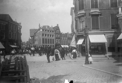 832183 Afbeelding van een parade van de artillerie op de Voorstraat te Utrecht, gezien vanaf de Neude, met links de ...